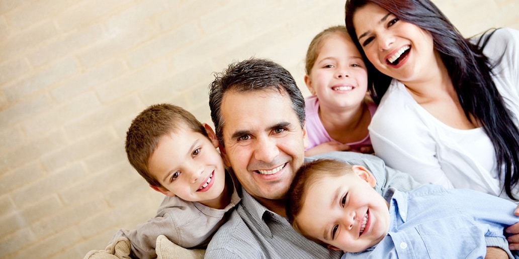 Familienportrait im Einfamilienhaus