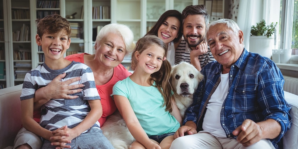 Familie im Zweifamilienhaus