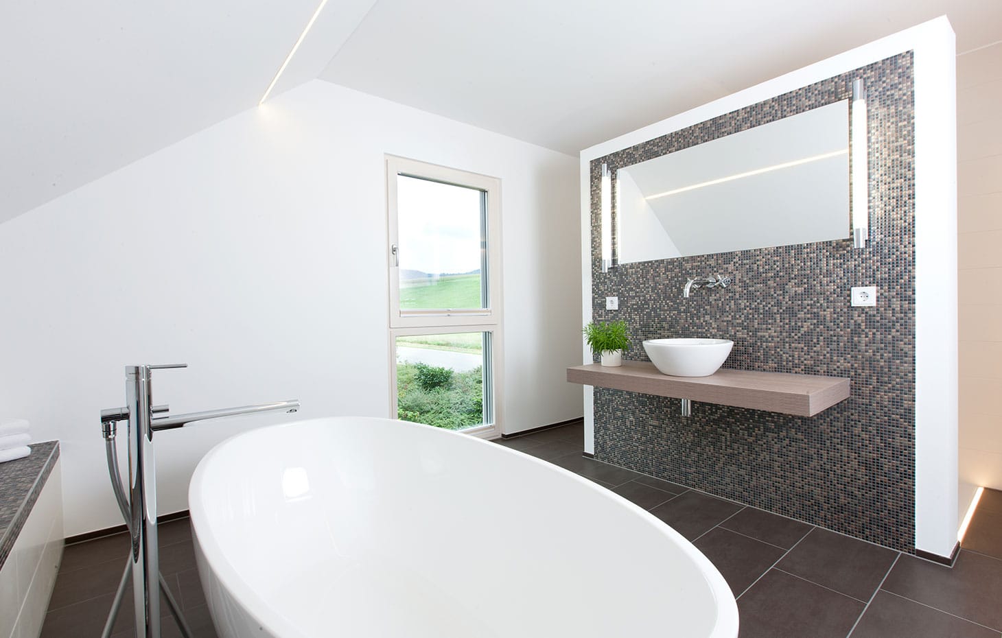Musterhaus – Weissach im Tal-Badezimmer-mit-freistehender-badewanne-und-begehbarer-dusche