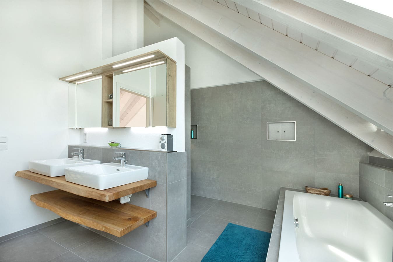Modernes-Badezimmer-mit-Dachschraegen