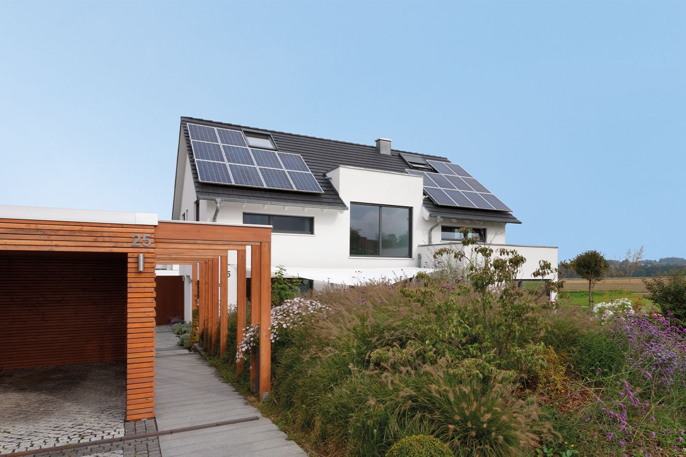 einfamilienhaus-mit-holzcarport-und-photovoltaik