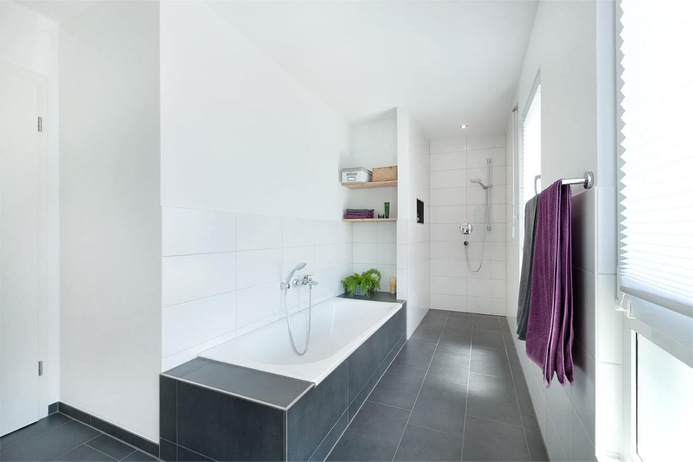 modernes-badezimmer-mit-badewanne-und-regendusche