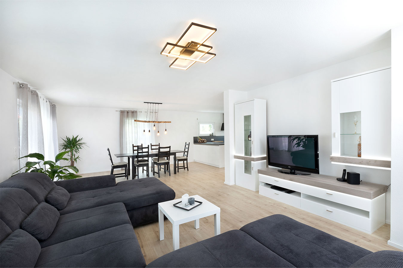 modernes-wohnzimmer-mit-viel-platz-für-ein-grosses-sofa