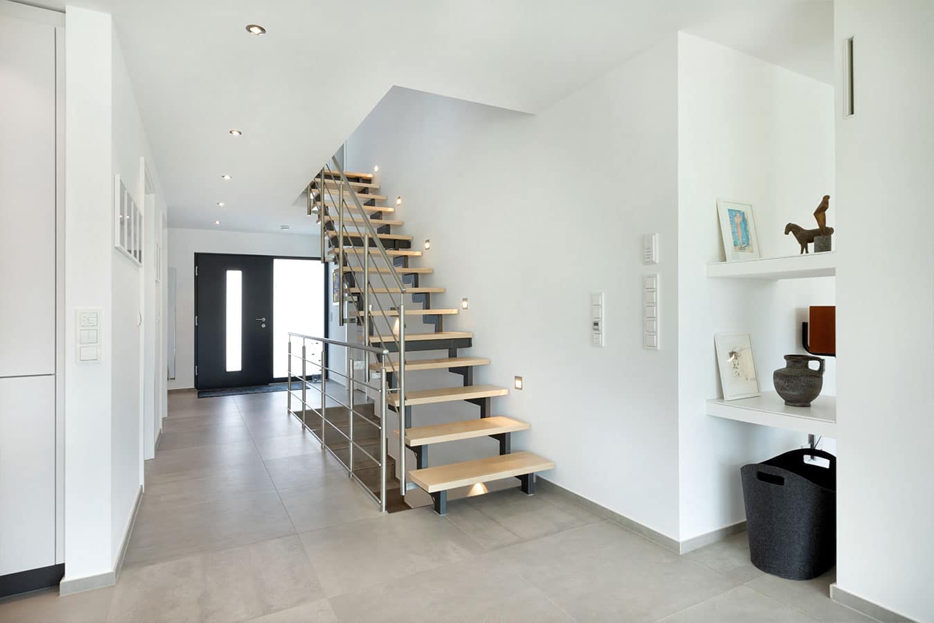 Bauhaus-mit-atelier-eingangsbereich-treppe