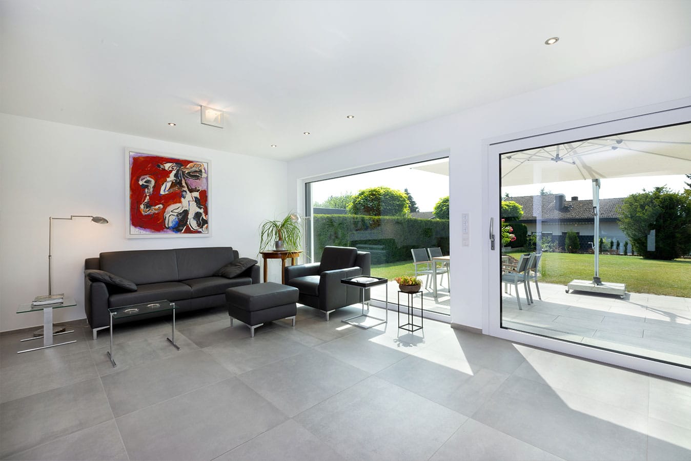 Bauhaus-mit-atelier-wohnzimmer-sofa-terrasse