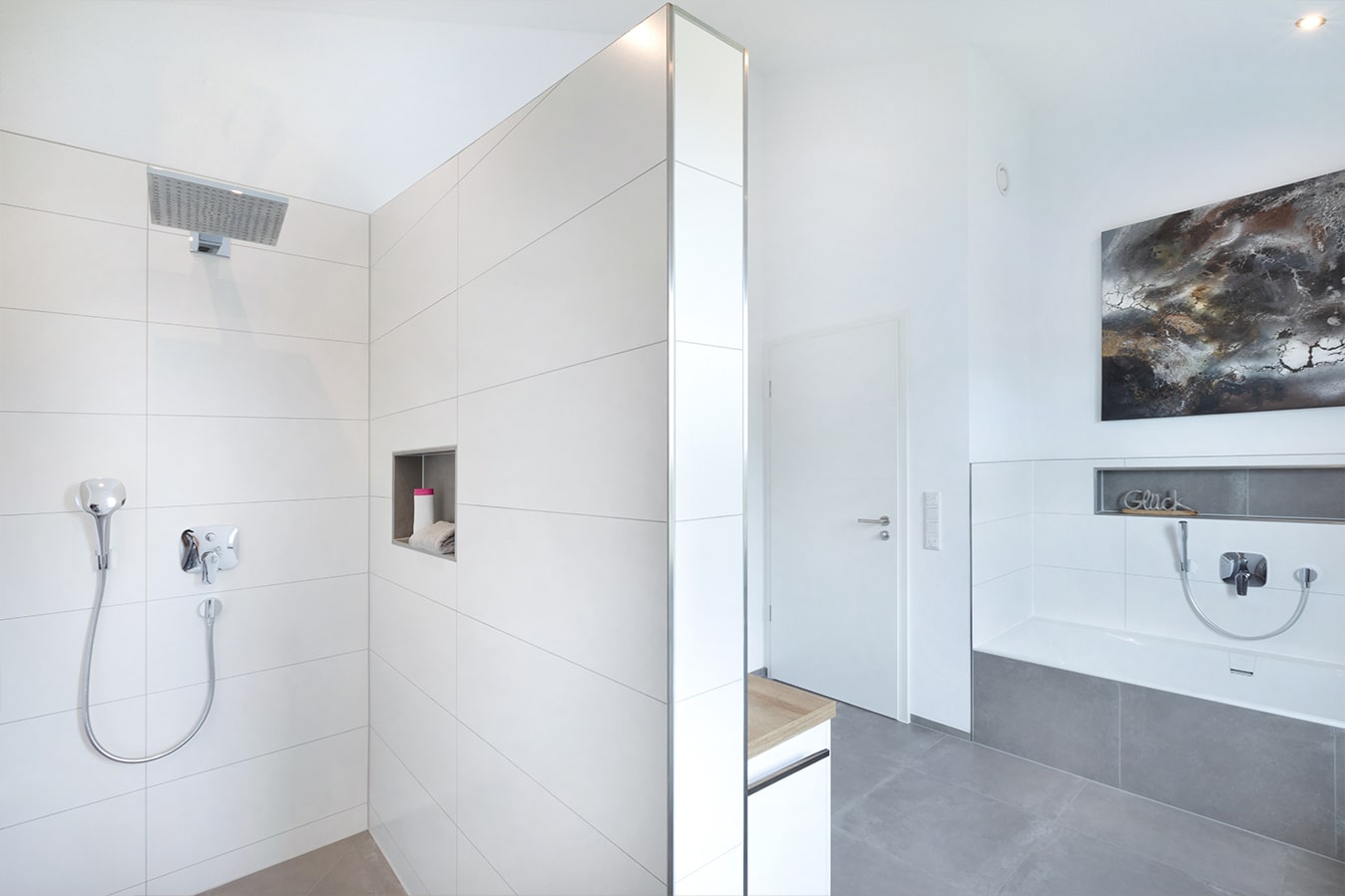 Moderne-Stadtvilla-mit-Walmdach-badezimmer-offene-dusche-badewanne