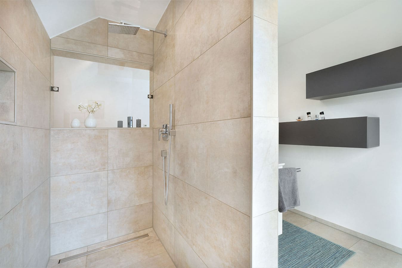 Einfamilienhaus-mit-doppelgarage-badezimmer-mit-offener-dusche-und-duschnische