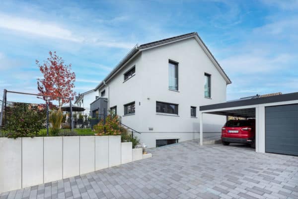 Freistehendes-einfamilienhaus-mit-satteldach-Garage-und-Carport